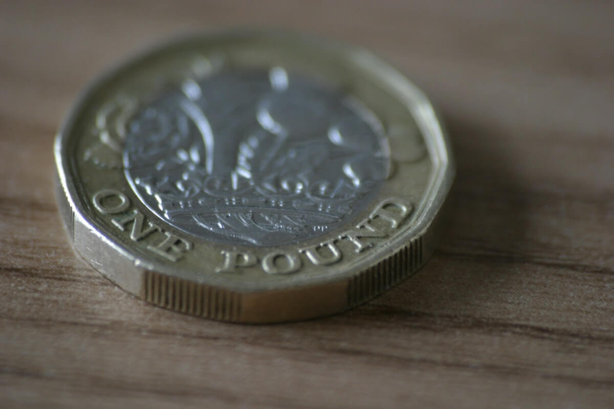 A picture of a £1 coin