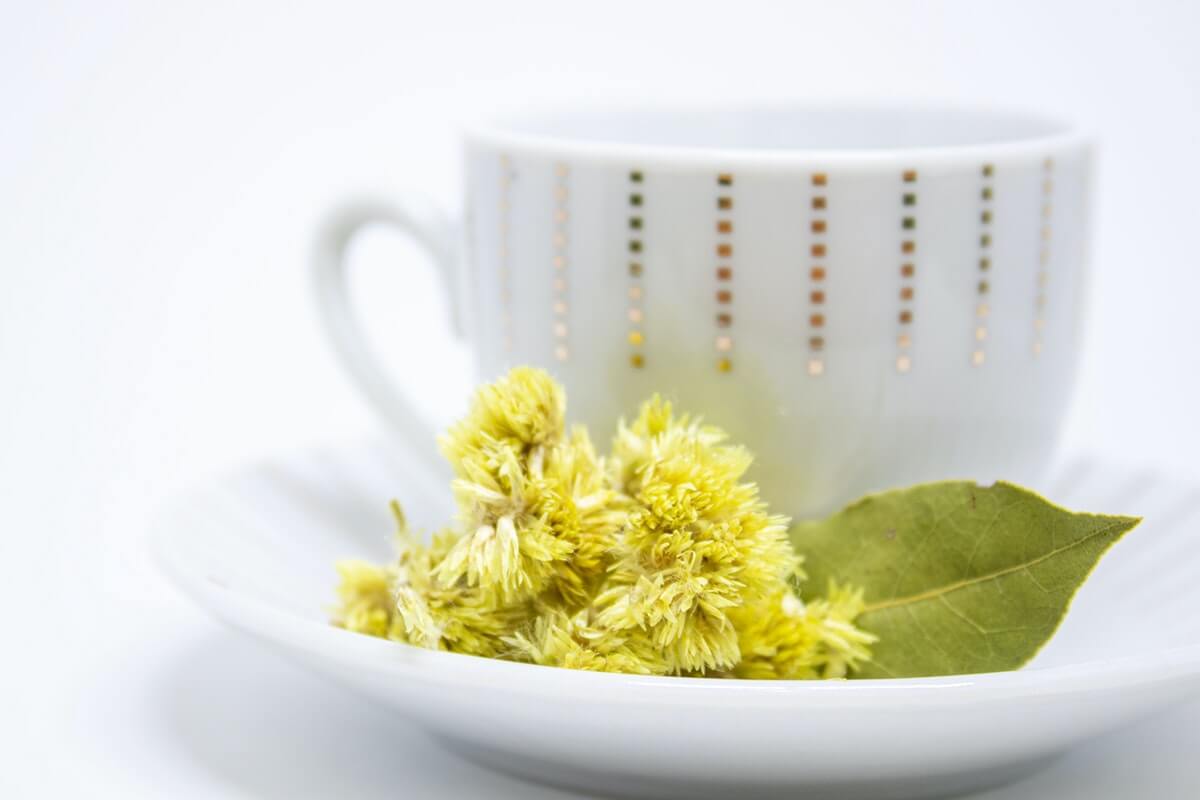 A picture of a teacup and flowers