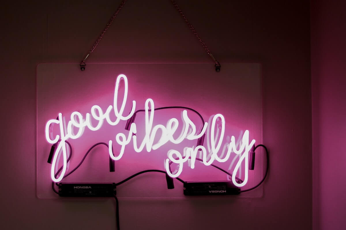 A neon sign saying 'good vibes only'